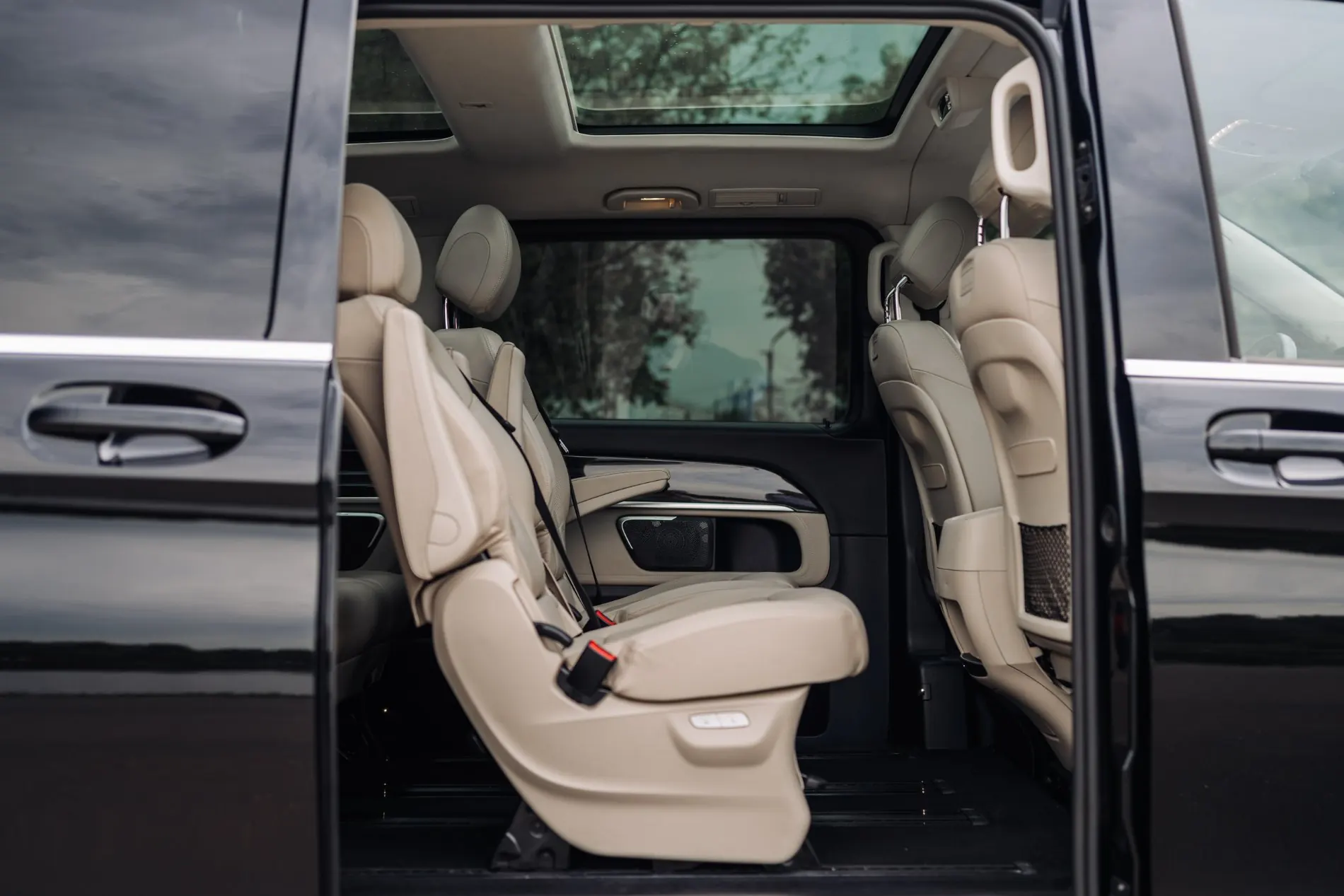 Салон V-Class: капитанские кресла из светлой кожи