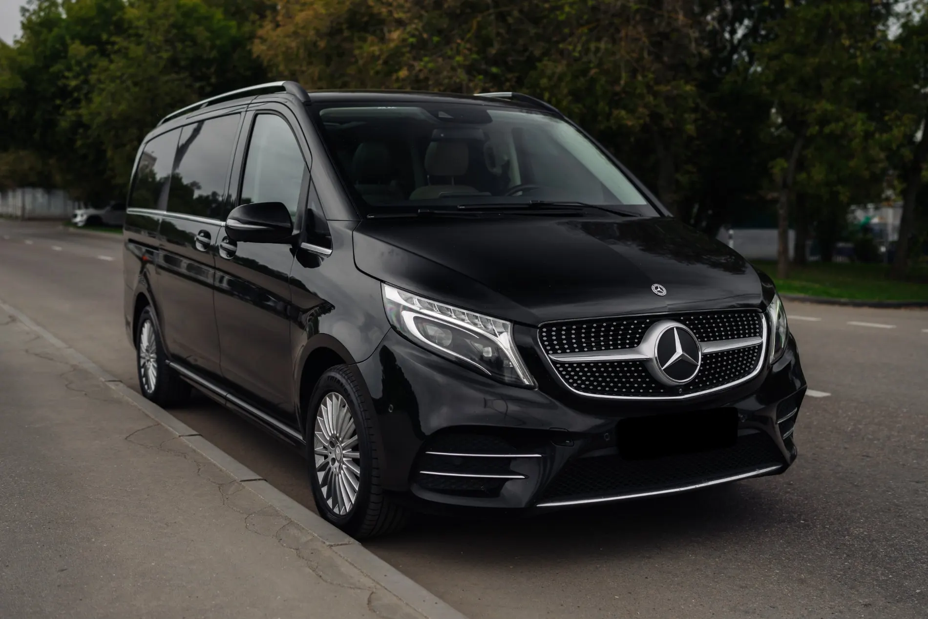 Mercedes-Benz V-Class в три четверти — автомобиль сервиса ZOTOV
