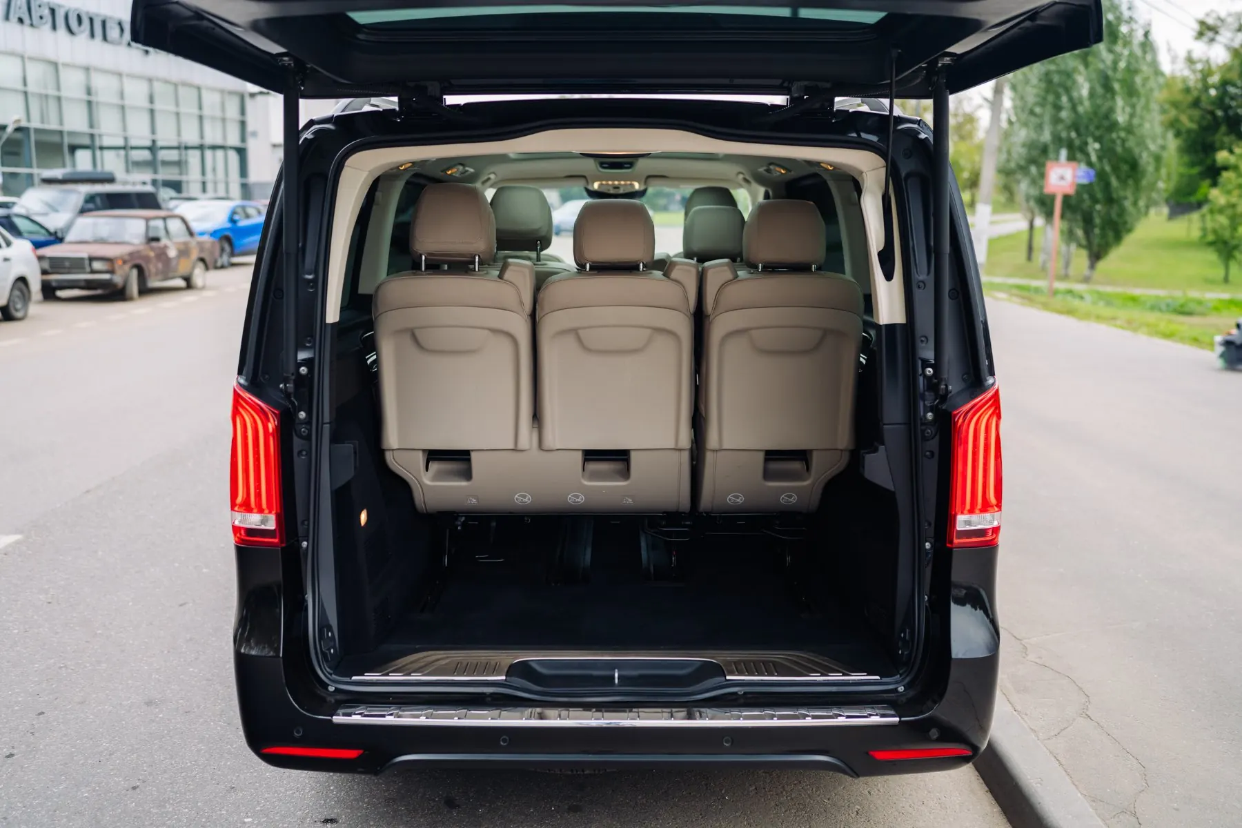 Открытое багажное отделение V-Class с местом для чемоданов