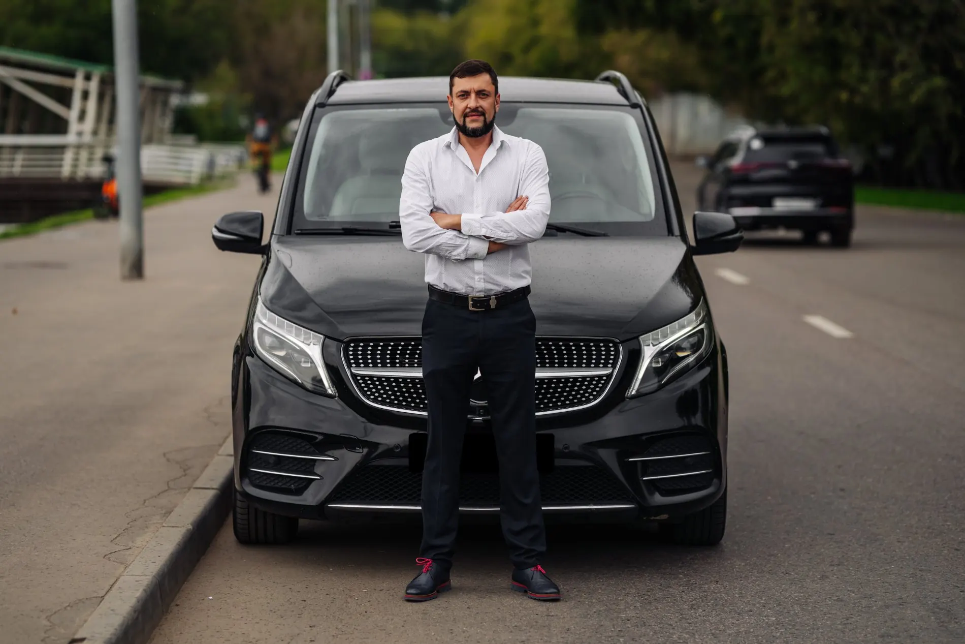 Дмитрий Зотов рядом с Mercedes-Benz V-Class