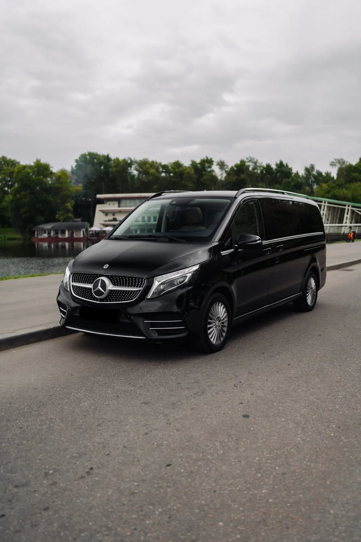 Mercedes-Benz V-Class спереди в три четверти