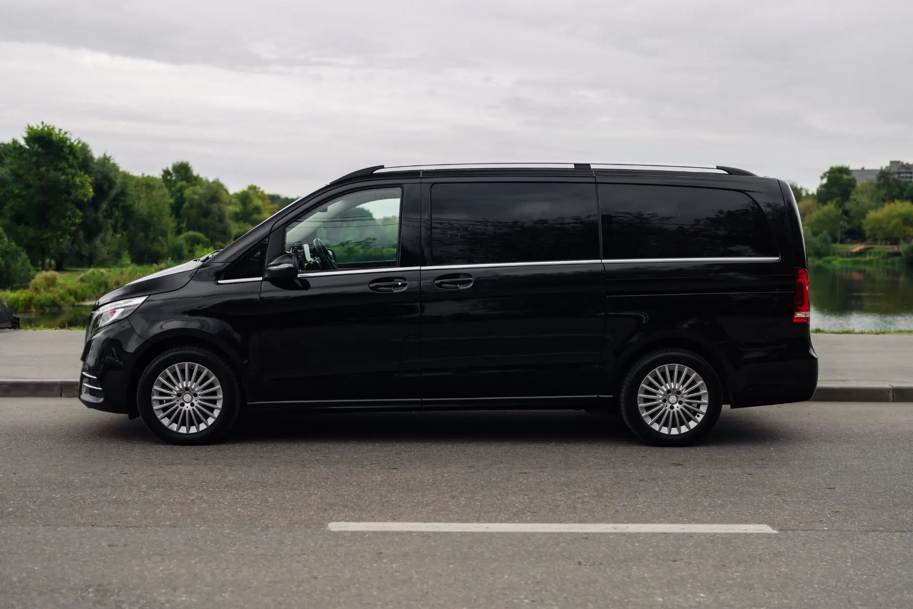 Чёрный Mercedes-Benz V-Class сервиса ZOTOV на дороге в Москве