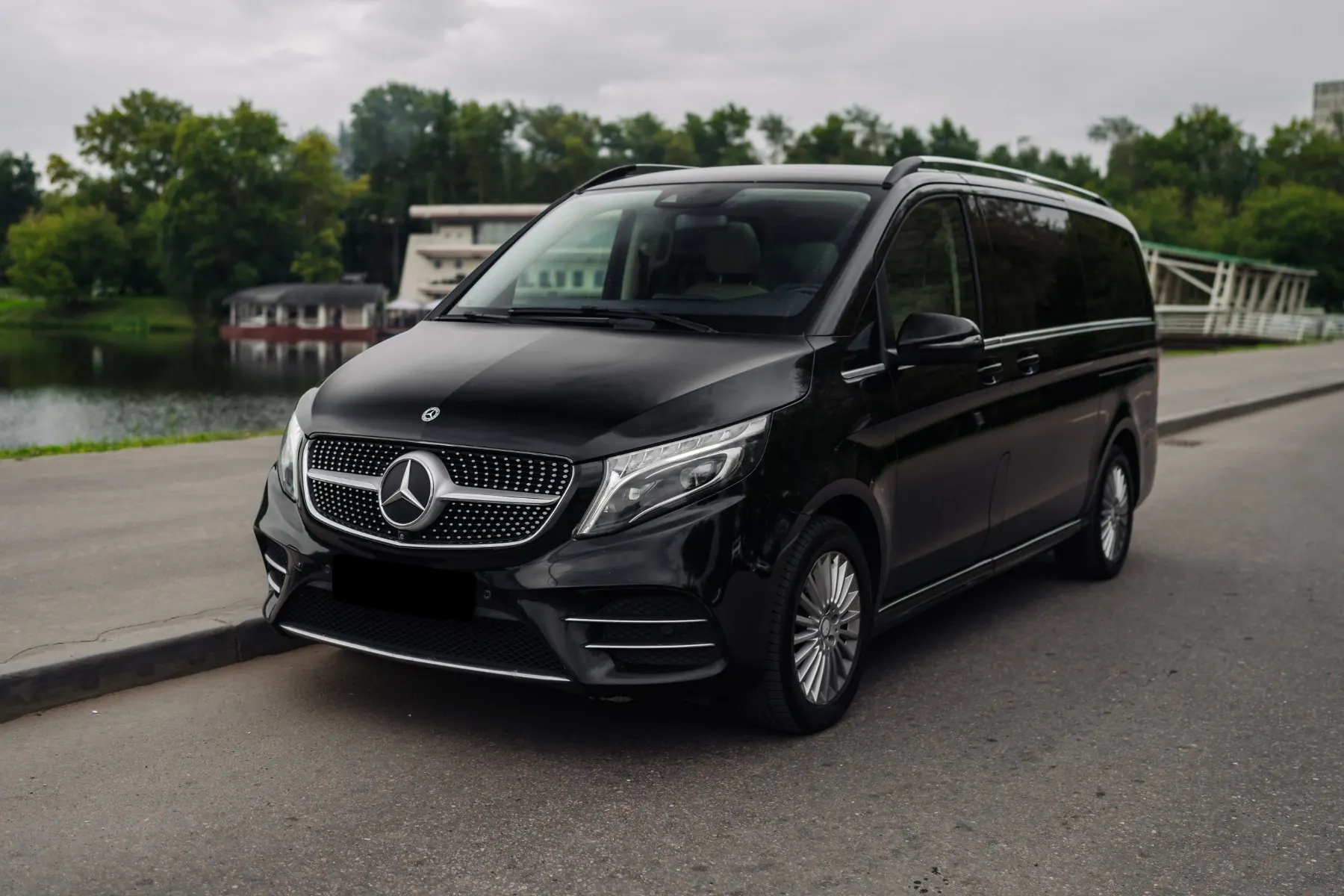Mercedes-Benz V-Class подан к терминалу — трансфер в аэропорт